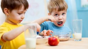 چگونه کودکان را به خوردن صبحانه تشویق کنیم؟
