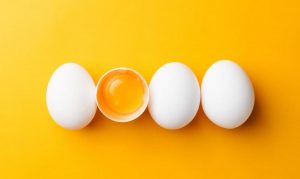 چرا زرده بعضی تخم‌مرغ ها کم رنگ است؟